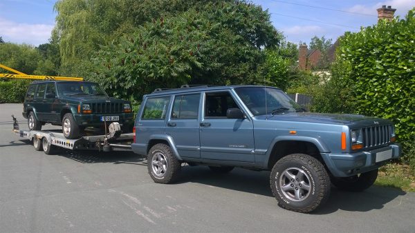 A Jeep Cherokee Orvis XJ (diesel) tows a Jeep Cherokee Orvis XJ (petrol)