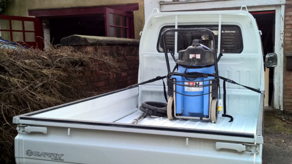 Suzuki Carry DD51T carrying an industrial vacuum cleaner