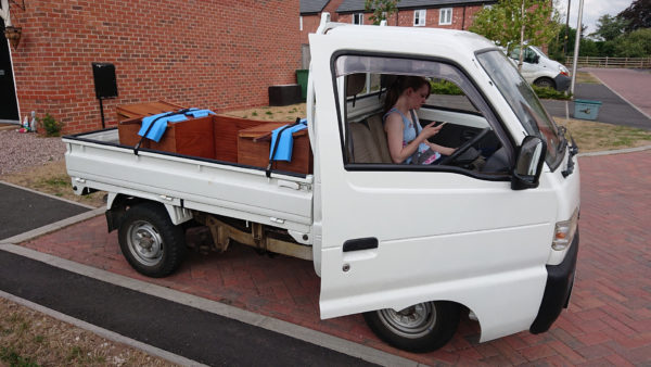 Suzuki Carry DD51T carrying some furniture