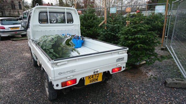 Suzuki Carry DD51T carrying a Christmas tree