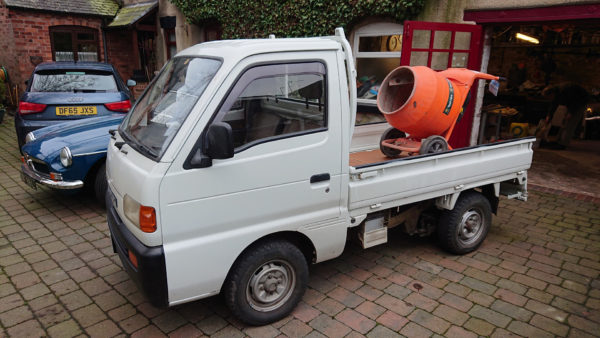 Suzuki Carry DD51T carrying a cement mixer